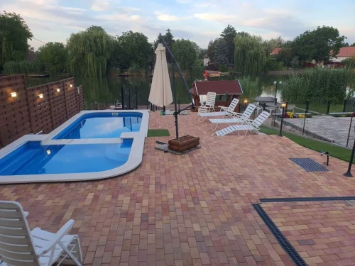 Kilátás a teraszról a vízpartra