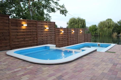 2,5 x 3 m-es, és egy 6 x 3 méteres fűthető medence