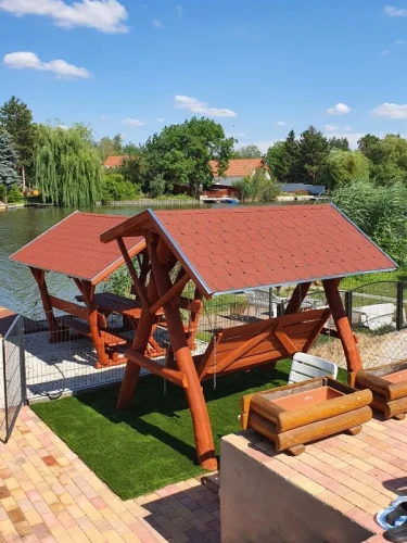 Elkerített vízpart, kerti hinta és filagória