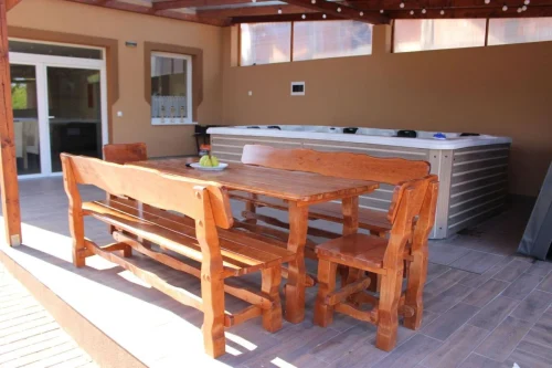 Fedett, téliesíthető terasz kerti bútorokkal