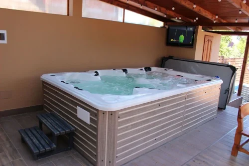 8 személyes jacuzzi a teraszon