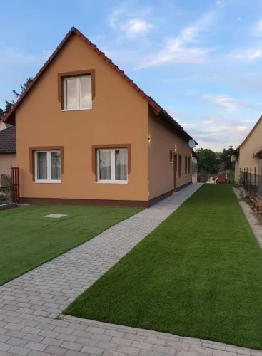 Nyaraló épülete az utca felől