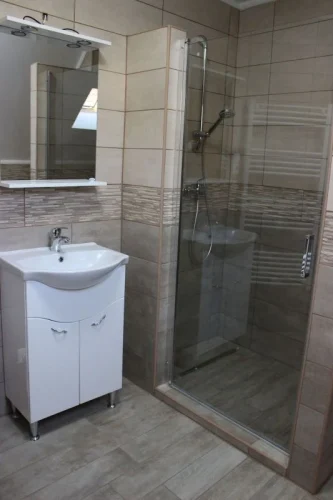 A 3 fürdőszoba egyike (a többi is hasonló stílusban készült)