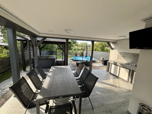 Fedett nyári konyha kilátással medencére és a vízpartra