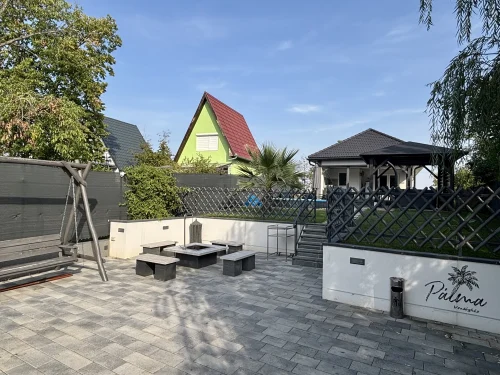 Vízpart hangulatos sütögetővel, hintaággyal