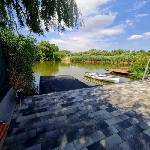 Kiépített vízpart, stéggel és csónakkal