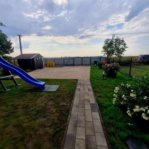 Udvar a kiépített parkolóval