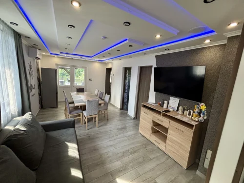 Modern kialakítású nappali és étkező