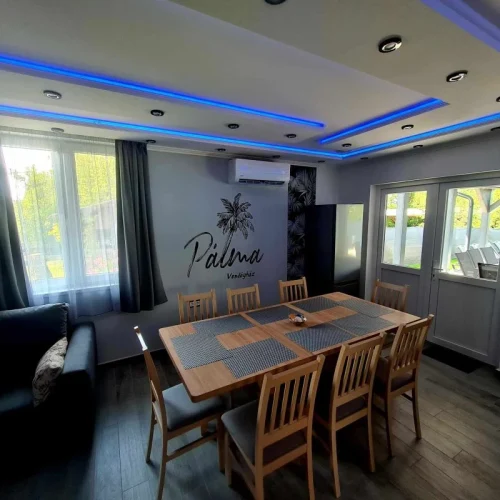 Klimatizált étkező 8 személyes asztallal