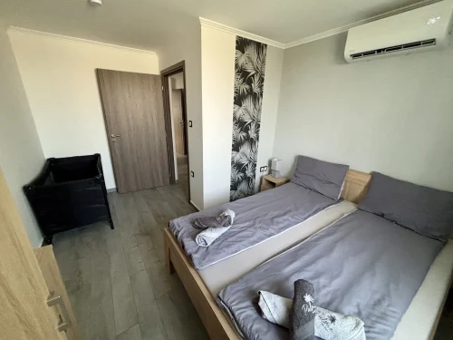 Franciaágyas hálószoba babaággyal