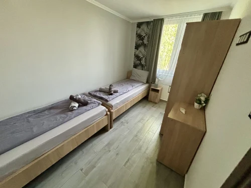 2 ágyas hálószoba szekrényekkel