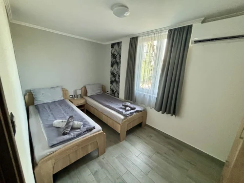 2 db egyszemélyes ággyal felszerelt hálószoba