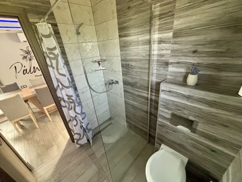 Zuhanyzós fürdőszoba Wc-vel