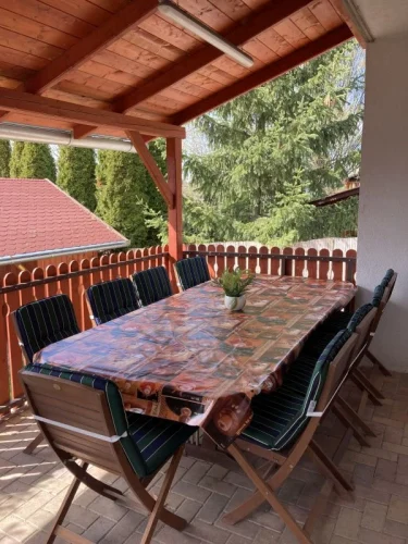 Fedett teraszon kényelmes kerti bútorok