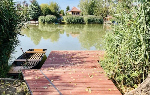 Közvetlen vízpart stéggel csónakkal