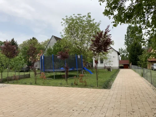 Nyaraló az utca felől - trambulin