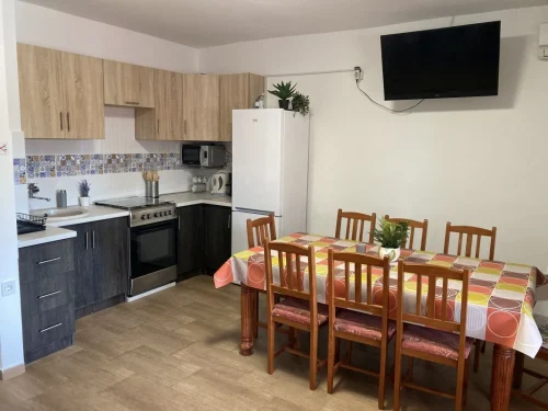 A nyaraló földszintje: amerikai konyhás nappali