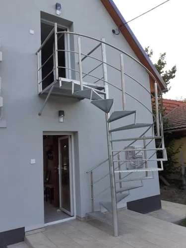 Kültéri lépcső vezet az emeletre