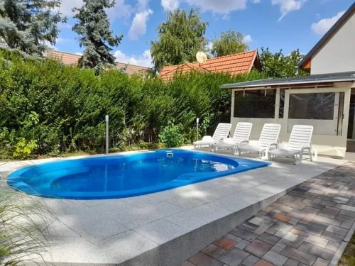 Süllyesztett medence a kertben