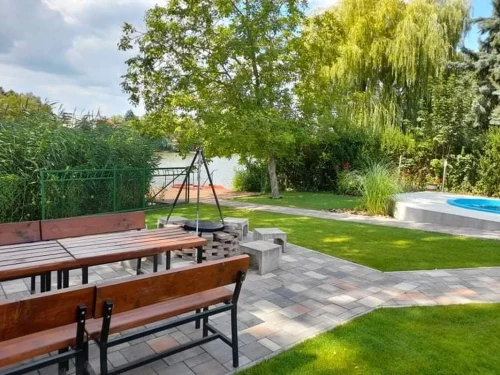 Kilátás a sütögetőről a vízpartra