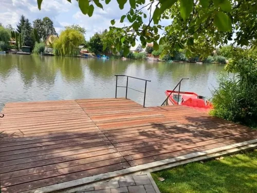 Közvetlen vízpart stéggel, vízibiciklivel