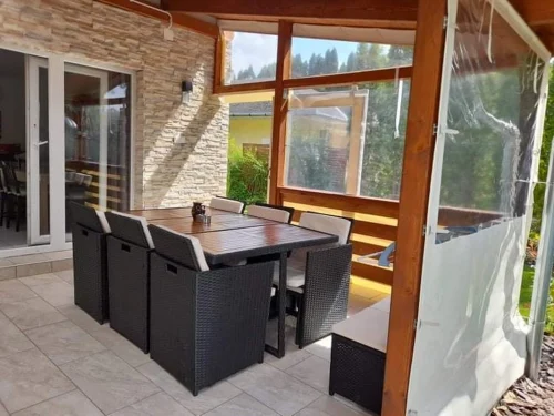 Kerti bútorok a fedett teraszon