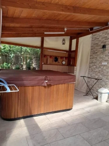 Terasz: Jacuzzi és mögötte kültéri konyha