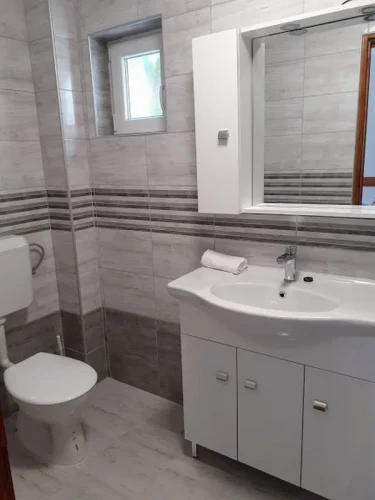 Zuhanyzós fürdőszoba a földszinten és emeleten is