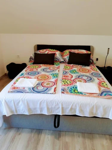 Franciaágy az emeleti előtérben