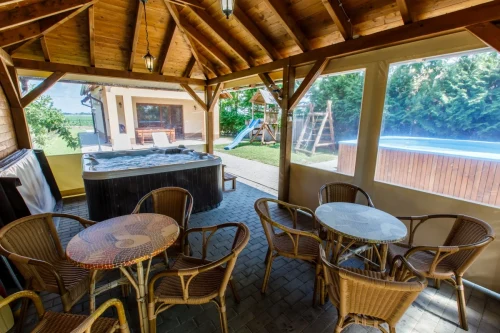 Fedett relaxációs részleg jacuzzival