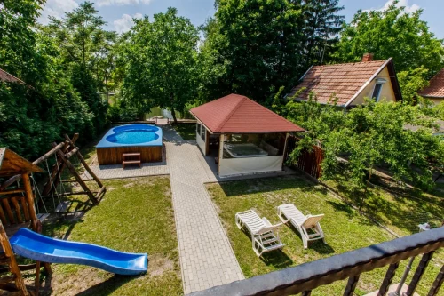 Kilátás a kertre az erkélyről