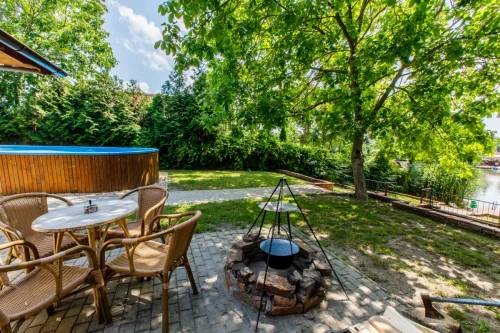 Szalonnasütögető és kerti bútorok