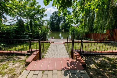 Elkerített, saját vízpart