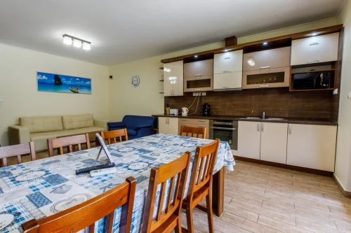 Földszinti nappali, étkező és amerikai stílusú konyha