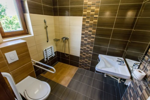 Földszinti akadálymentesített fürdőszoba