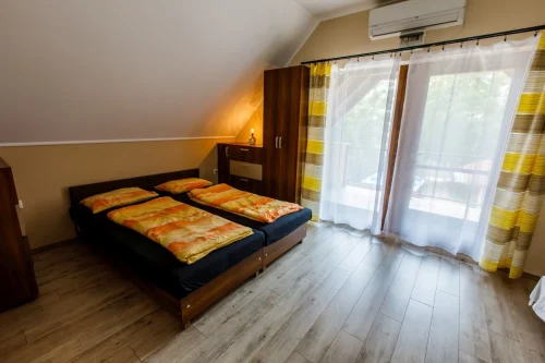 Emeleti klimatizált háló - a holtágra néző kilátással