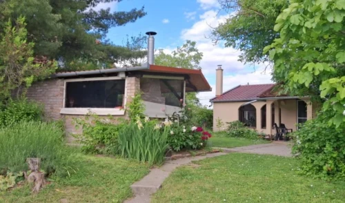 A vízparti faház és fedett kerti konyha a kertben