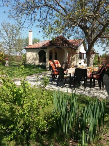 Betonozott téren kültéri étkezési lehetőség panormávával a vízpartra