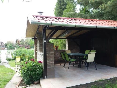 Fedett nyári konyha étkezőgarnitúrával, gáztűrhellyel, kerti kemencével