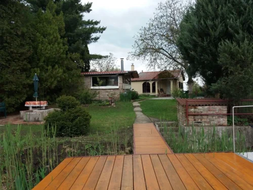 Kilátás a vízpartról az üdülőre