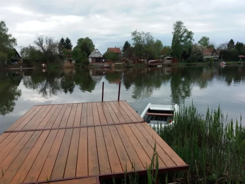 Közvetlen vízpart stéggel, csónakkal