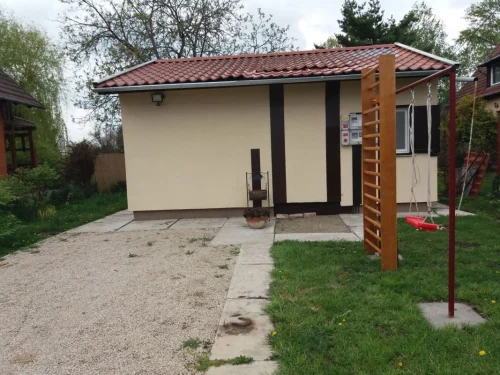 A parkoló mellett gyerekjátékok