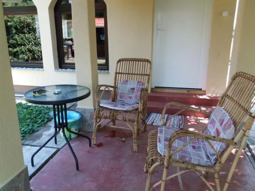 Terasz kerti bútorokkal