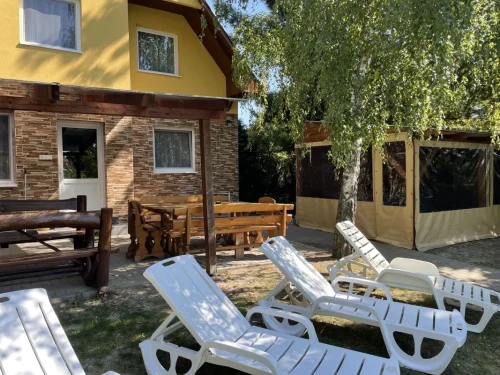 Fedett terasz kerti bútorokkal