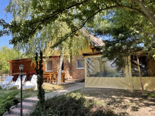 Körbeponyvázott wellness rész a kertben