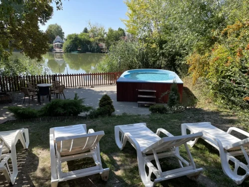 Kilátás a medencére és vízpartra