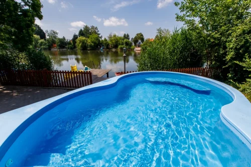 Kilátás a vízpartra a medencéből