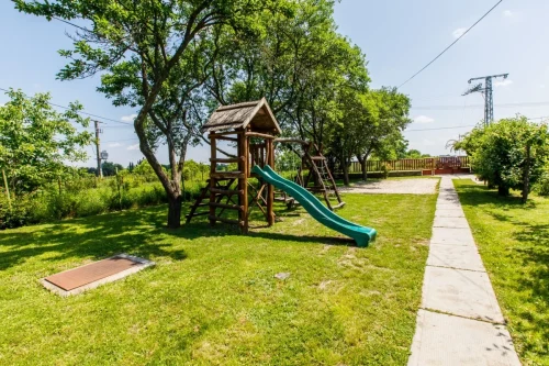 Rönkfa játszótér a kertben