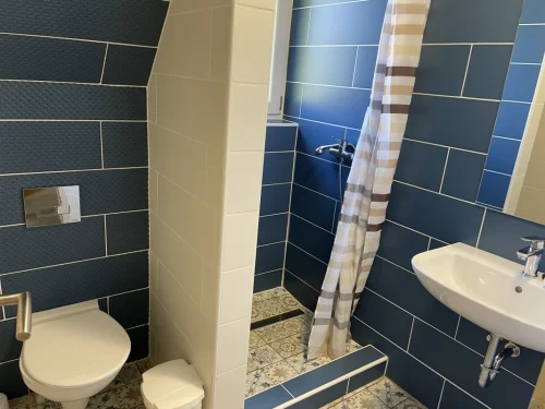 Az 5 fürdőszoba egyike