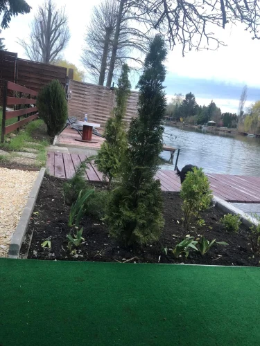 A kiépített, gondozott vízparton horgászási, fürdőzési lehetőség